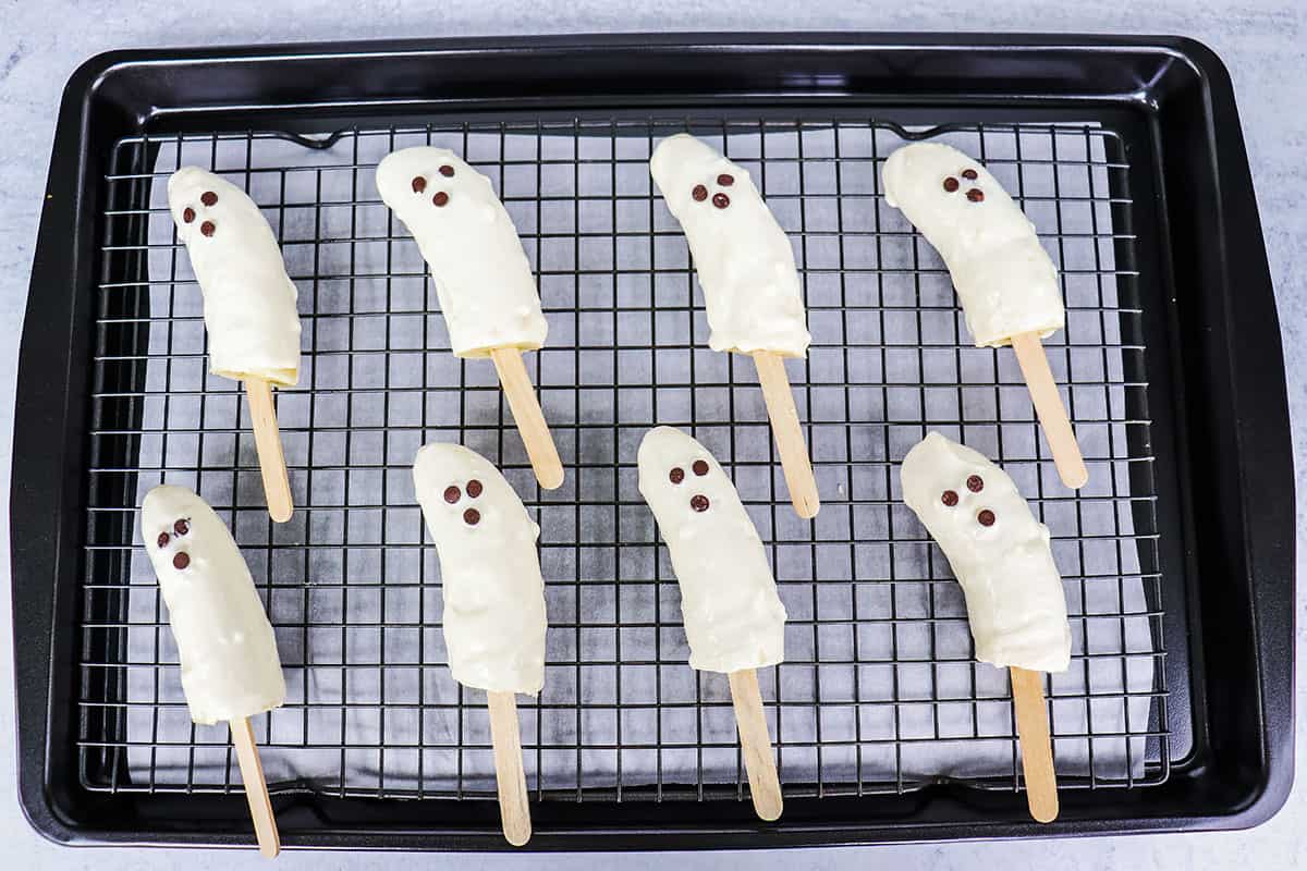 The banana ghost pops have the chocolate chips on to create their face.