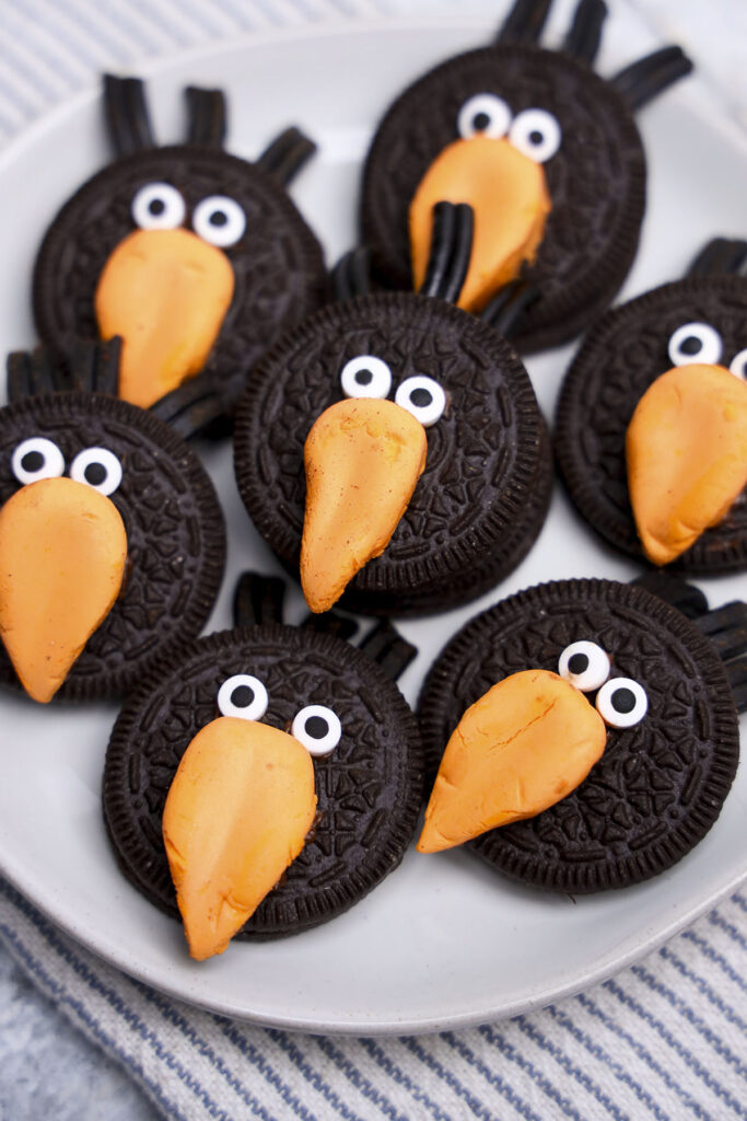Crow oreos on a plate with a napkin underneath.